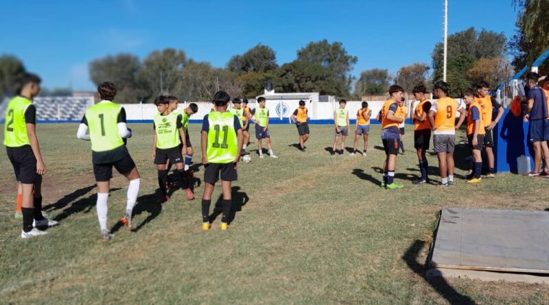 Ferro Carril Oeste realizo prueba de jugadores en el Club Social