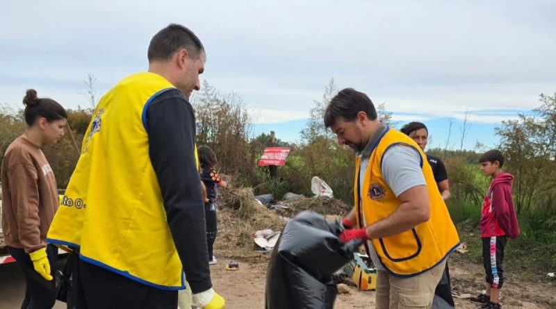El Club de Leones y vecinos se unieron para limpiar un espacio público en Lincoln