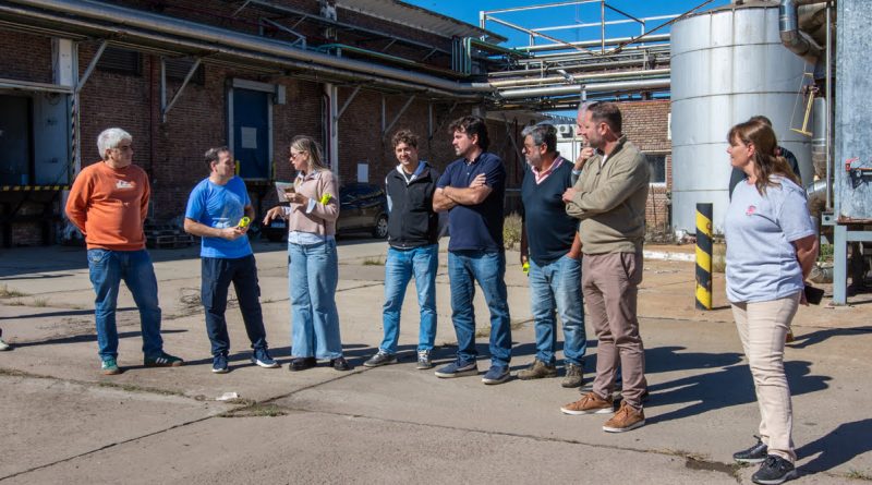 Funcionarios del ministerio de Trabajo y de Desarrollo Agrario visitaron la paralizada fábrica de Arenaza